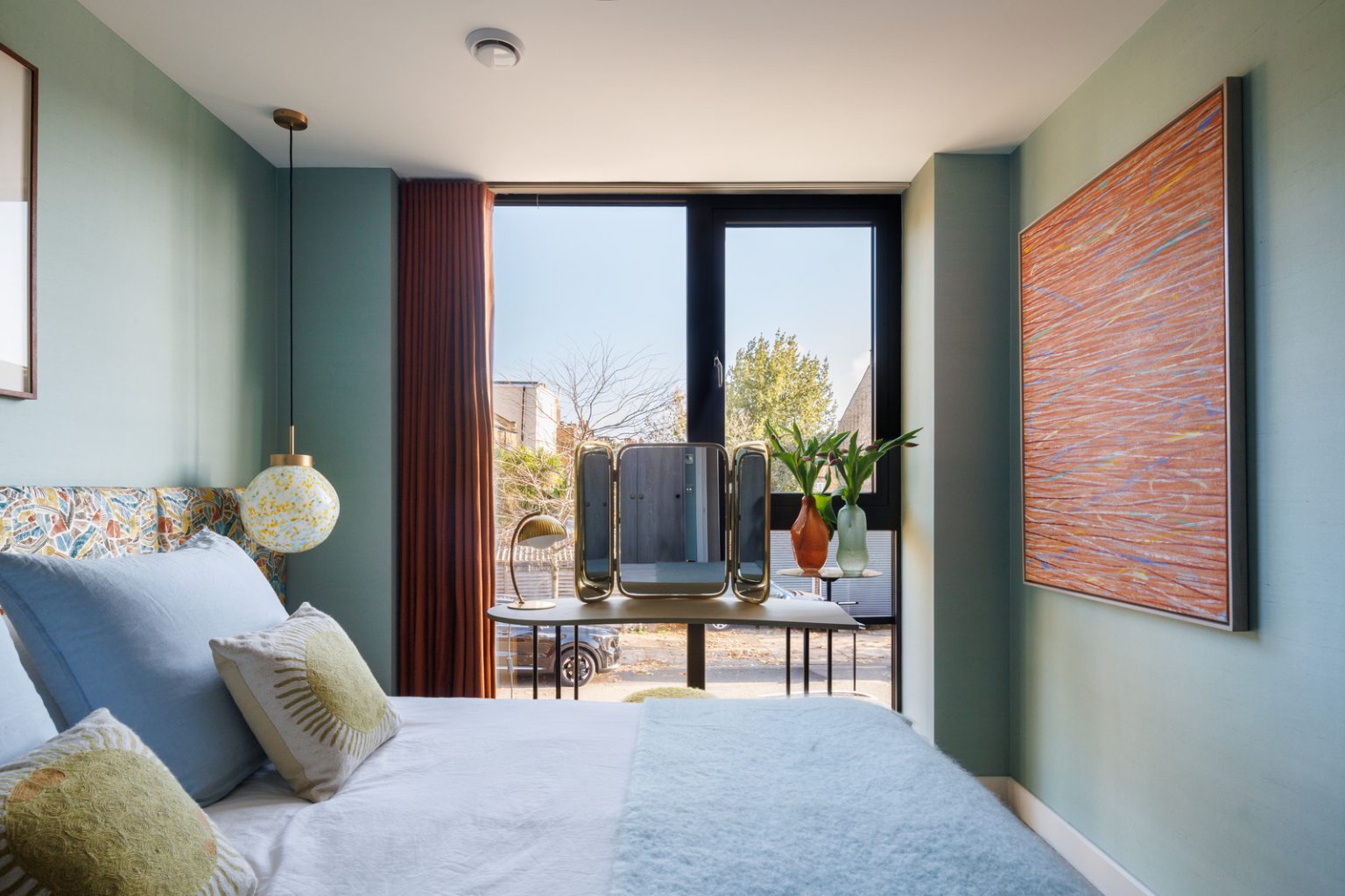 chambre murs verts trois-pièces design de 66m2 décoration colorée par architecte chambre murs verts trois-pièces design de 66m2 décoration colorée par architecte