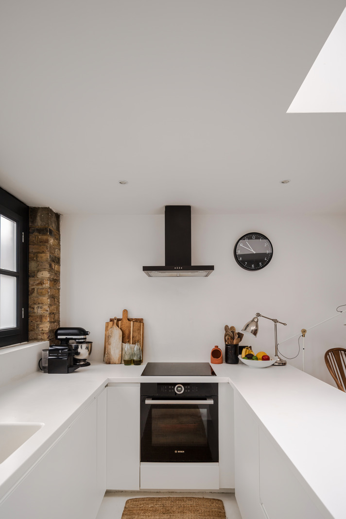 cuisine design blanche avec puits de lumière zénithal petite maison de ville Londres cuisine design blanche avec puits de lumière zénithal petite maison de ville Londres