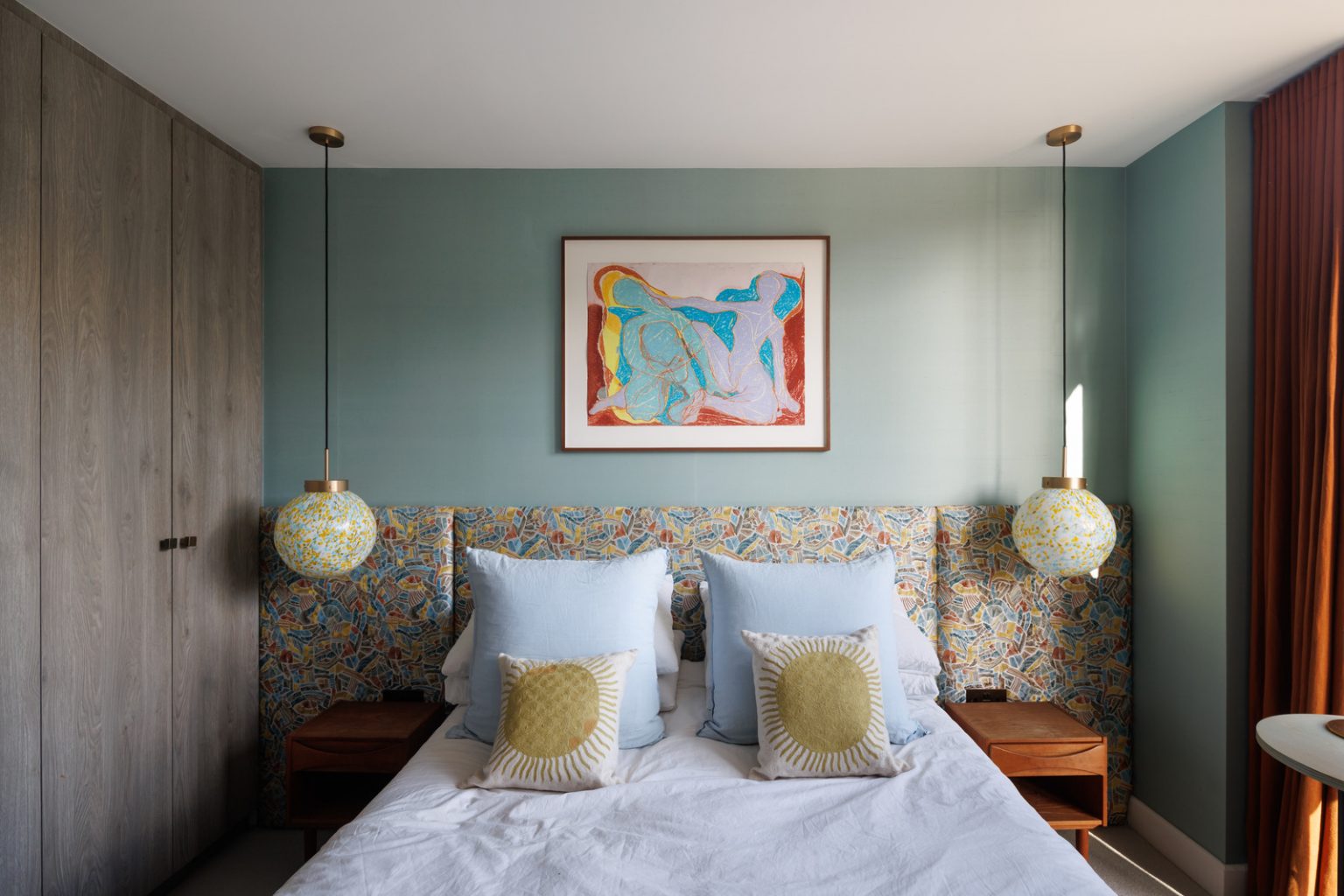 chambre murs verts trois-pièces design de 66m2 décoration colorée par architecte chambre murs verts trois-pièces design de 66m2 décoration colorée par architecte