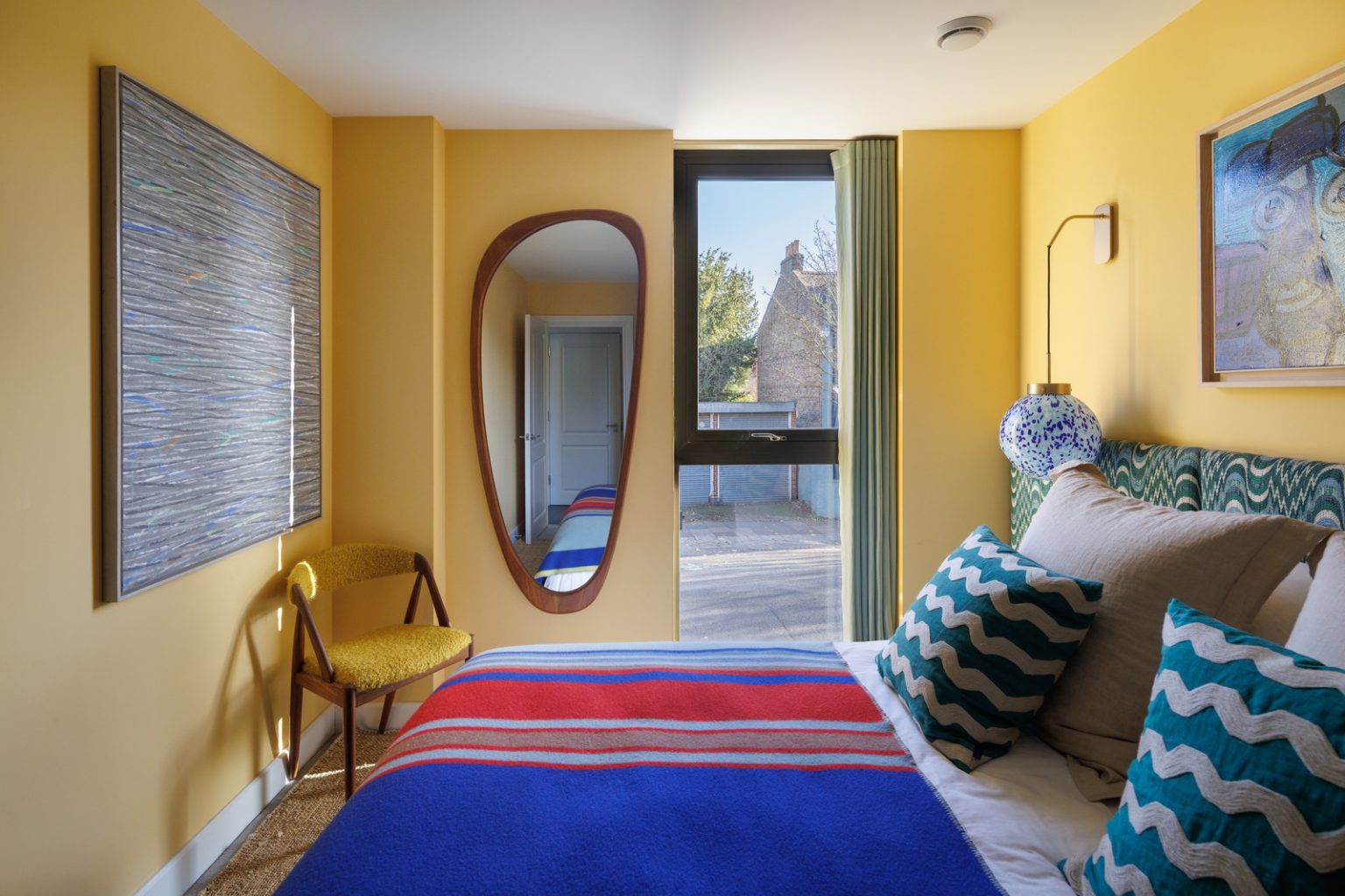 chambre murs jaunes trois-pièces design de 66m2 décoration colorée par architecte chambre murs jaunes trois-pièces design de 66m2 décoration colorée par architecte