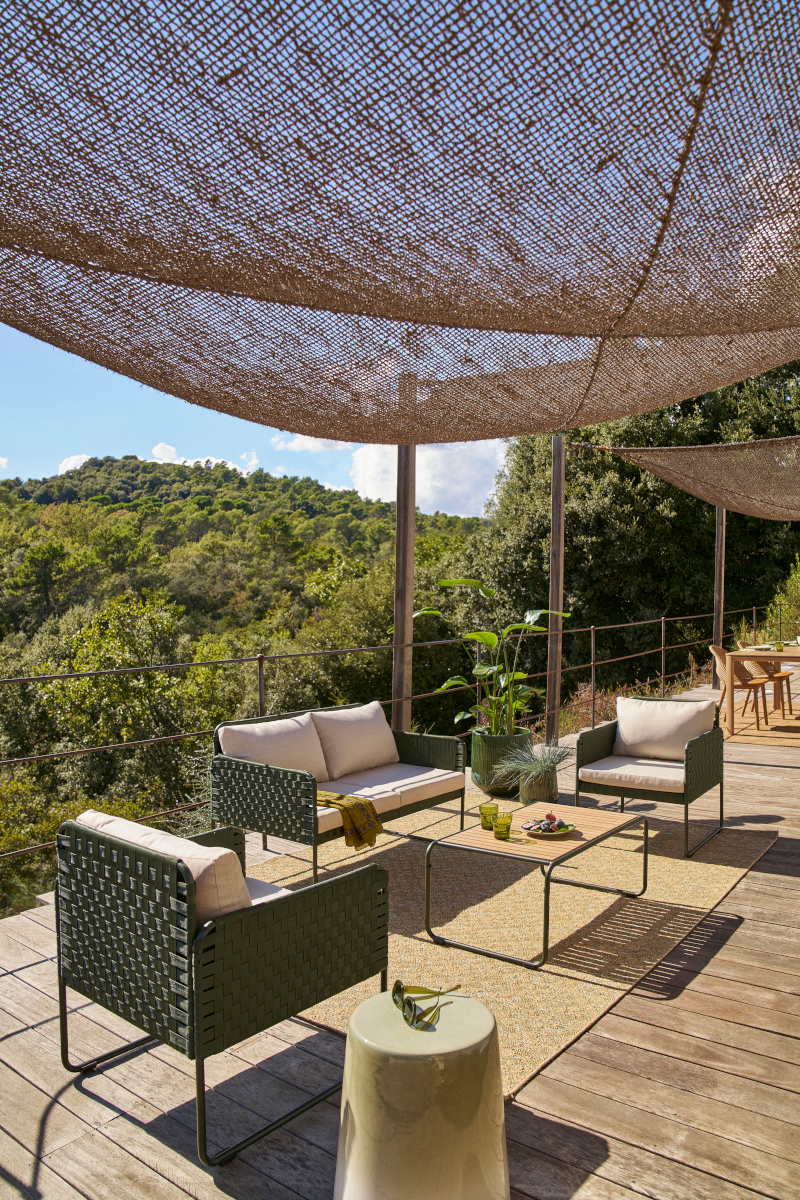 terrasse avec voile d'ombrage et salon de jardin