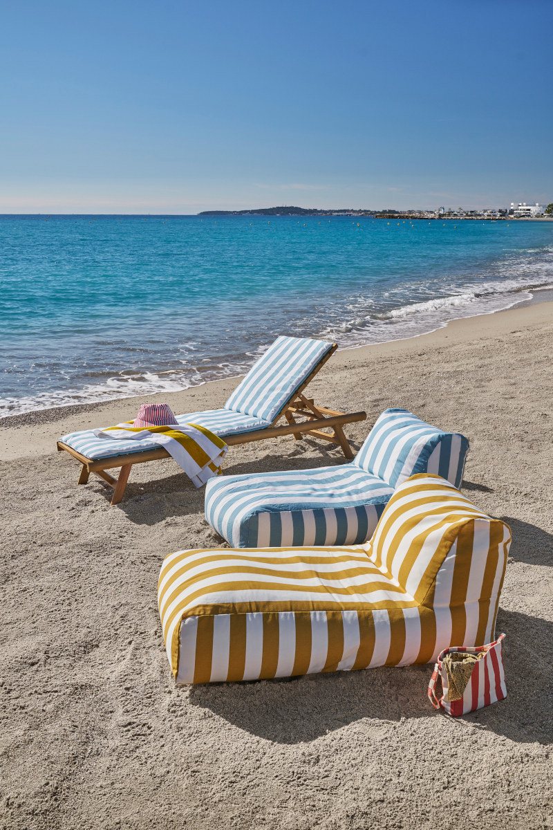bord de plage avec transat et pouf rayé