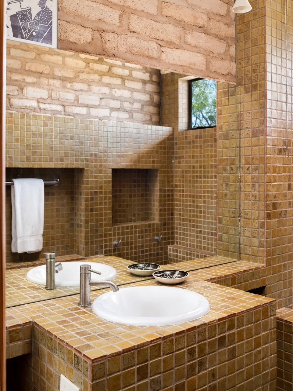 salle de bain petit carrelage marron murs briques maison Marfa salle de bain petit carrelage marron murs briques maison Marfa