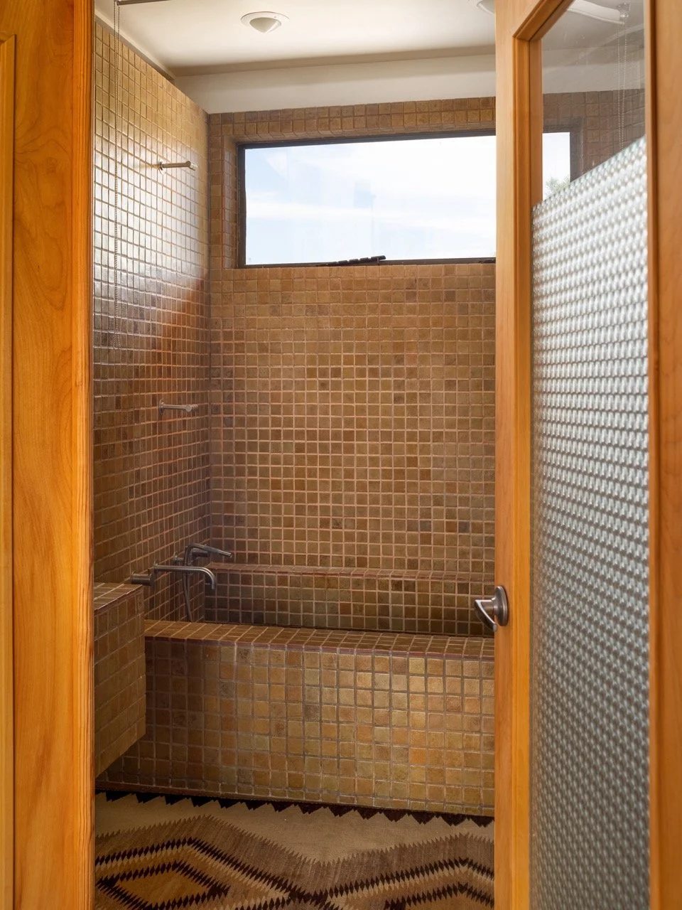 salle de bain petit carrelage marron maison Marfa salle de bain petit carrelage marron maison Marfa