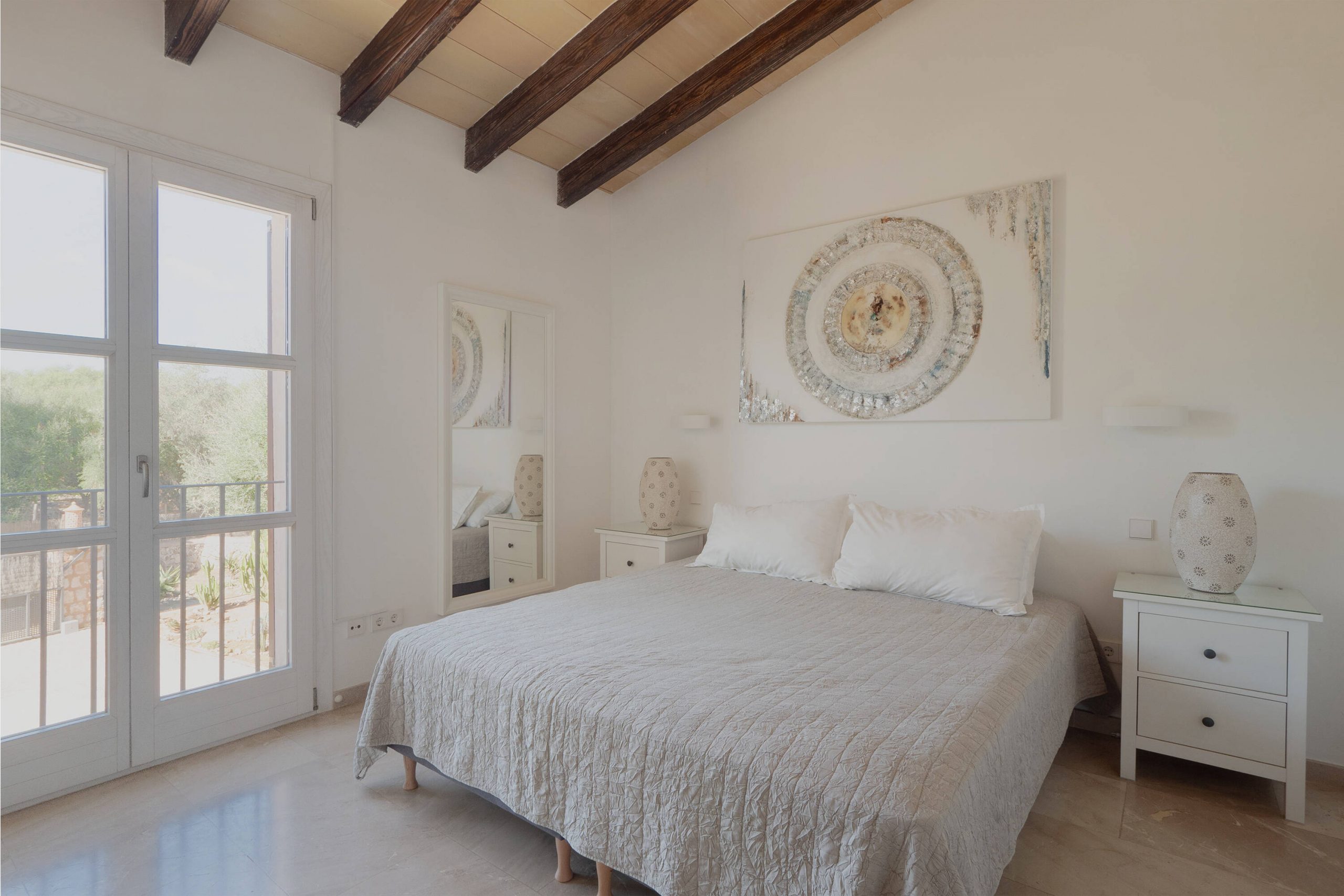chambre mansardée avec poutres maison en pierres avec piscine Majorque chambre mansardée avec poutres maison en pierres avec piscine Majorque