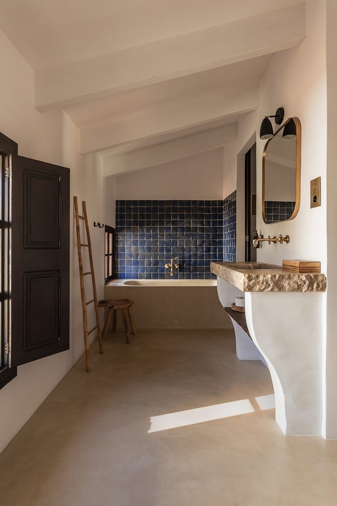 salle de bain carrelage artisanal bleu maison de ville en pierres avec piscine Casa Calma Soller Majorque Berrow Projects salle de bain carrelage artisanal bleu maison de ville en pierres avec piscine Casa Calma Soller Majorque Berrow Projects
