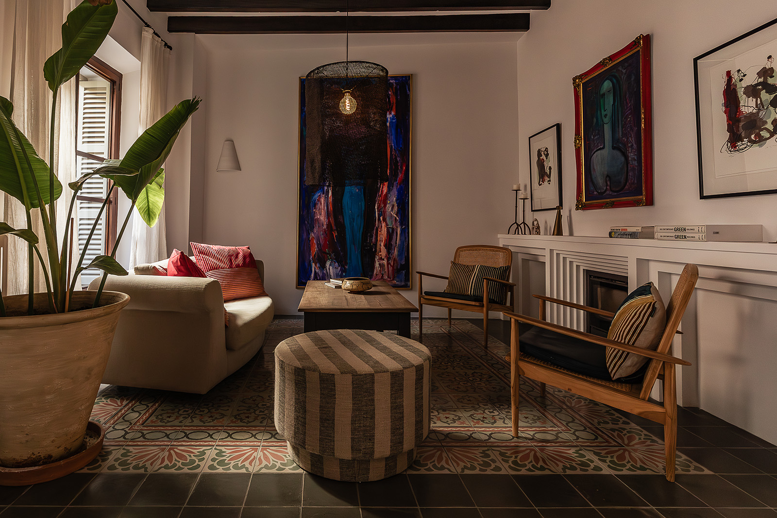 salon avec poutres maison de ville en pierres avec piscine Casa Calma Soller Majorque Berrow Projects salon avec poutres maison de ville en pierres avec piscine Casa Calma Soller Majorque Berrow Projects
