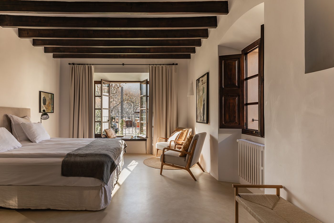 chambre avec poutres maison de ville en pierres avec piscine Casa Calma Soller Majorque Berrow Projects chambre avec poutres maison de ville en pierres avec piscine Casa Calma Soller Majorque Berrow Projects