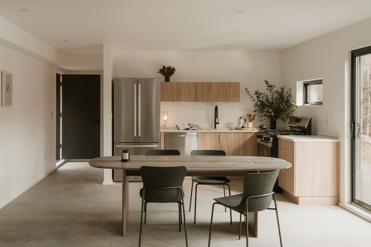 cuisine ouverte et salle à manger avec baies vitrées maison hors réseau conçue par un architecte cuisine ouverte et salle à manger avec baies vitrées maison hors réseau conçue par un architecte