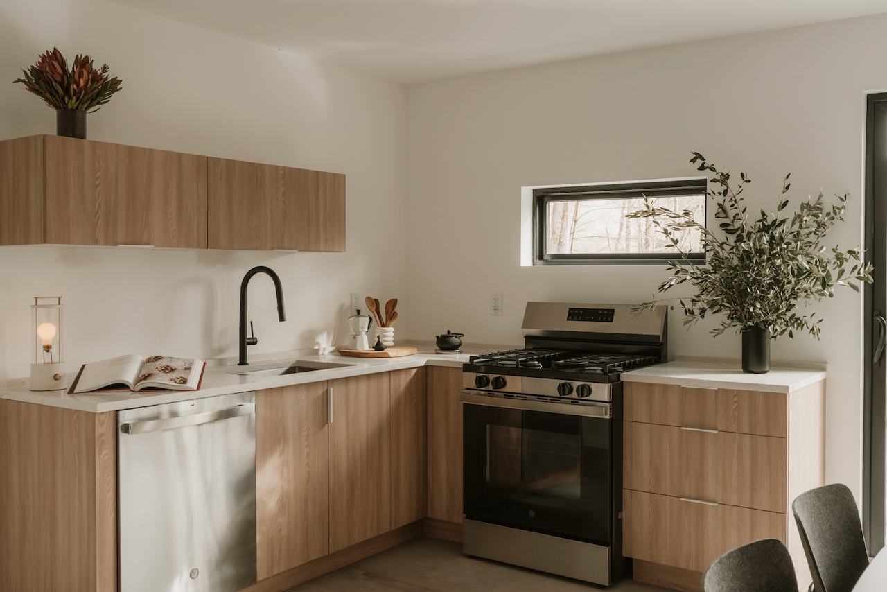 cuisine ouverte et salle à manger avec baies vitrées maison hors réseau conçue par un architecte cuisine ouverte et salle à manger avec baies vitrées maison hors réseau conçue par un architecte