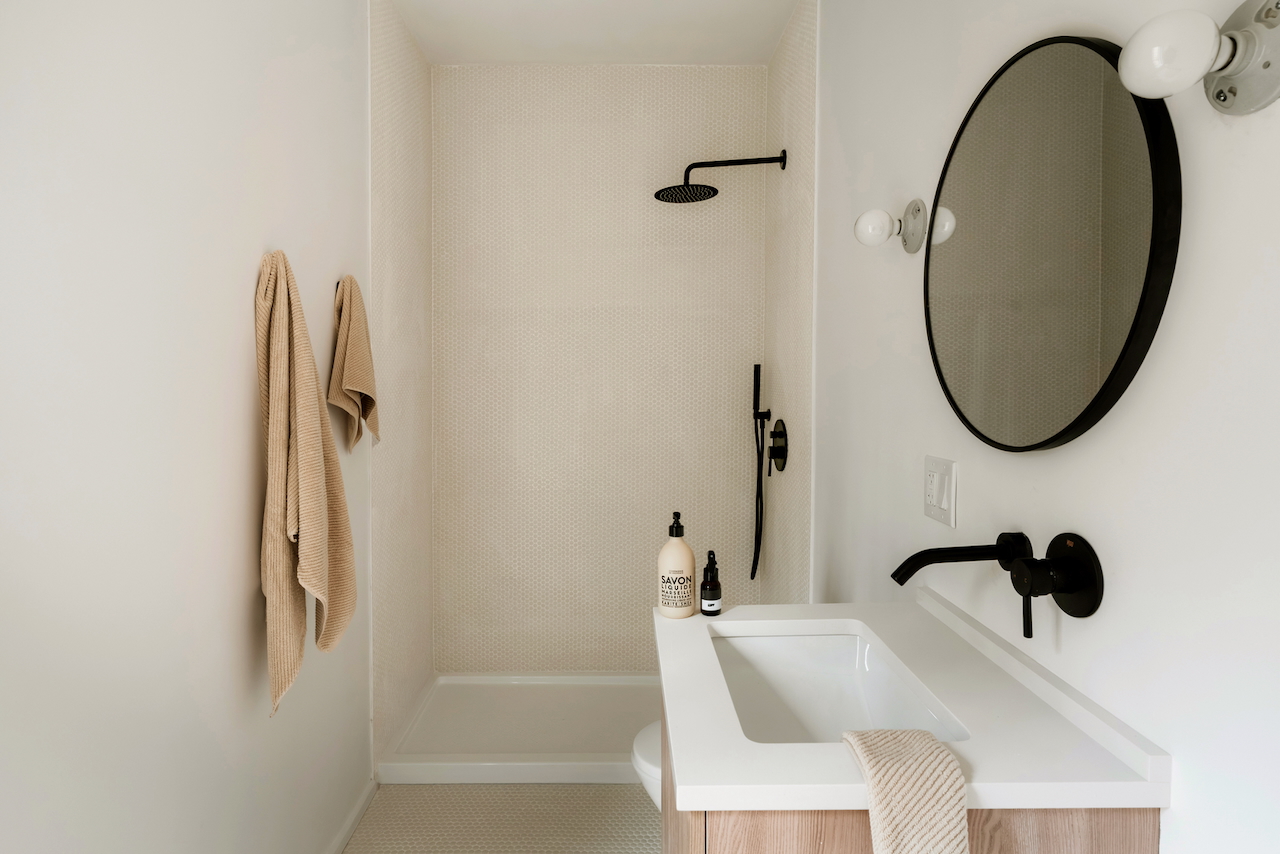 salle de bain minimaliste maison hors réseau conçue par un architecte salle de bain minimaliste maison hors réseau conçue par un architecte
