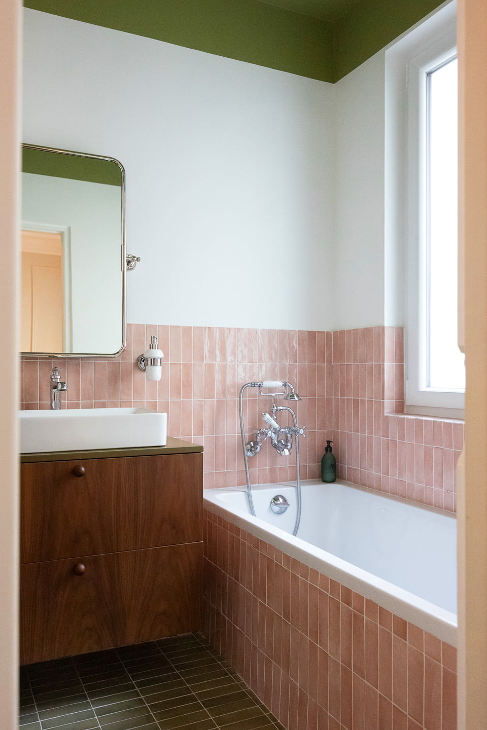 salle de bain design rose et verte