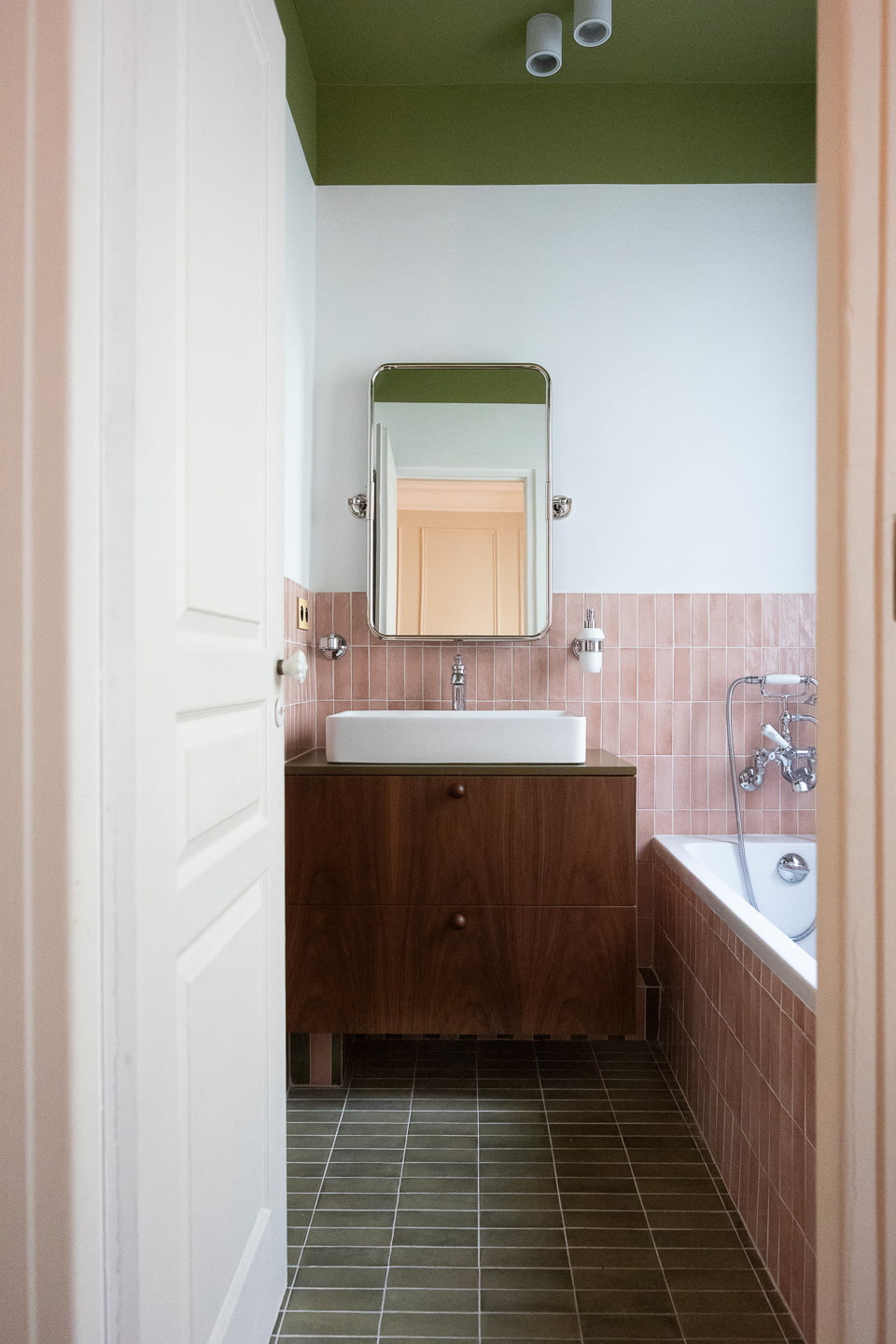 salle de bain design rose et verte