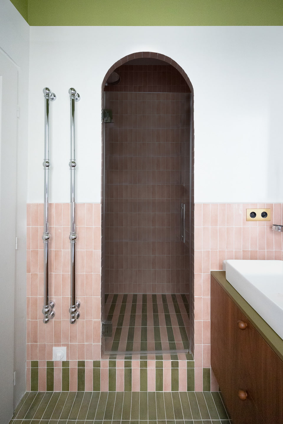 salle de bain design rose et verte