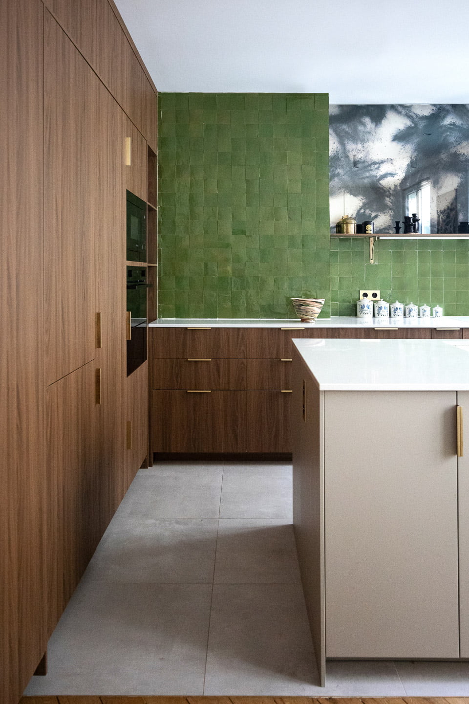 cuisine noyer et zelliges vertes décoration design