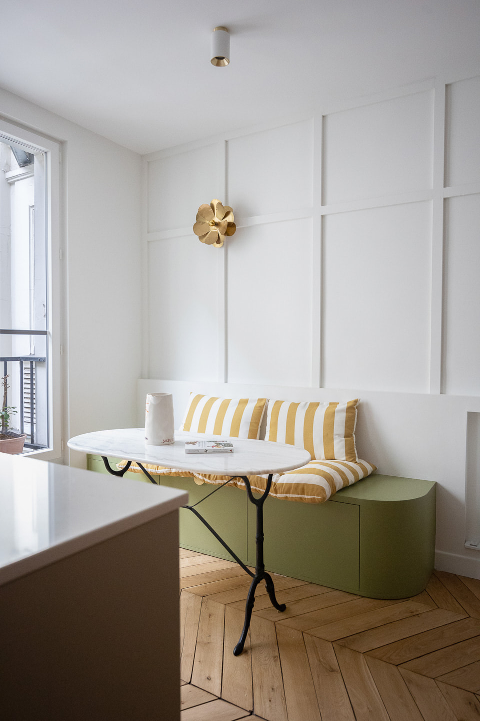 espace repas avec banc et table bistrot dans cuisine