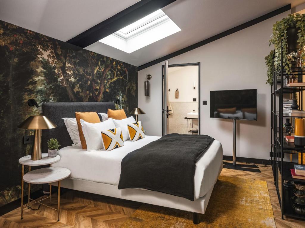 chambre mansardée avec papier-peint hôtel Maison du Monde Marseille