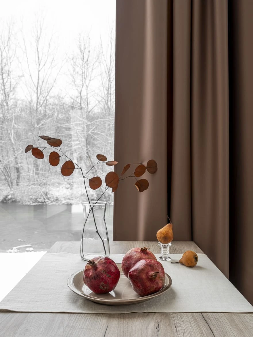 salle à manger avec baie vitrée vue paysage enneigé salle à manger avec baie vitrée vue paysage enneigé