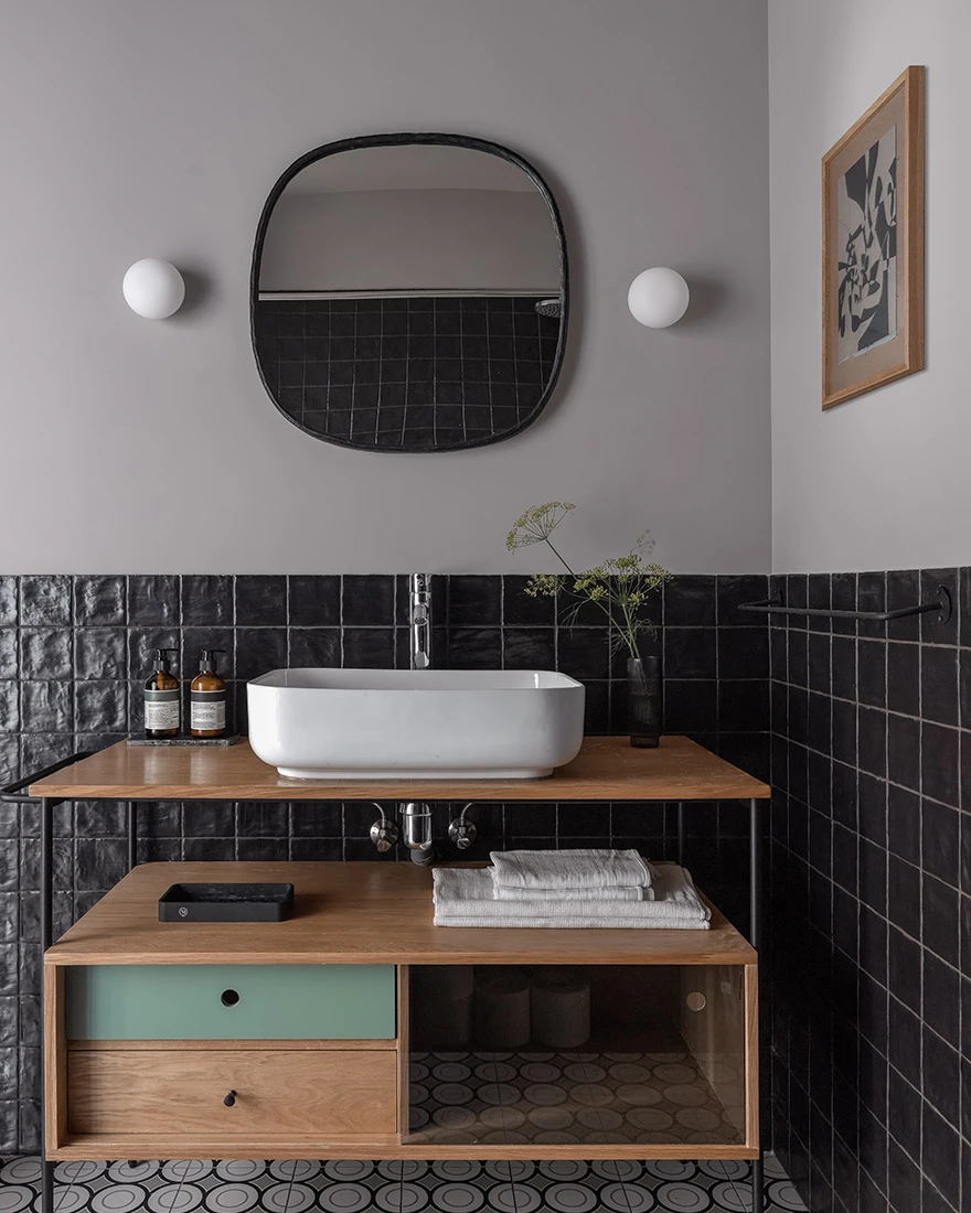 salle de bain noire et bois deux-pièces 49m2 décoration contemporaine salle de bain noire et bois deux-pièces 49m2 décoration contemporaine