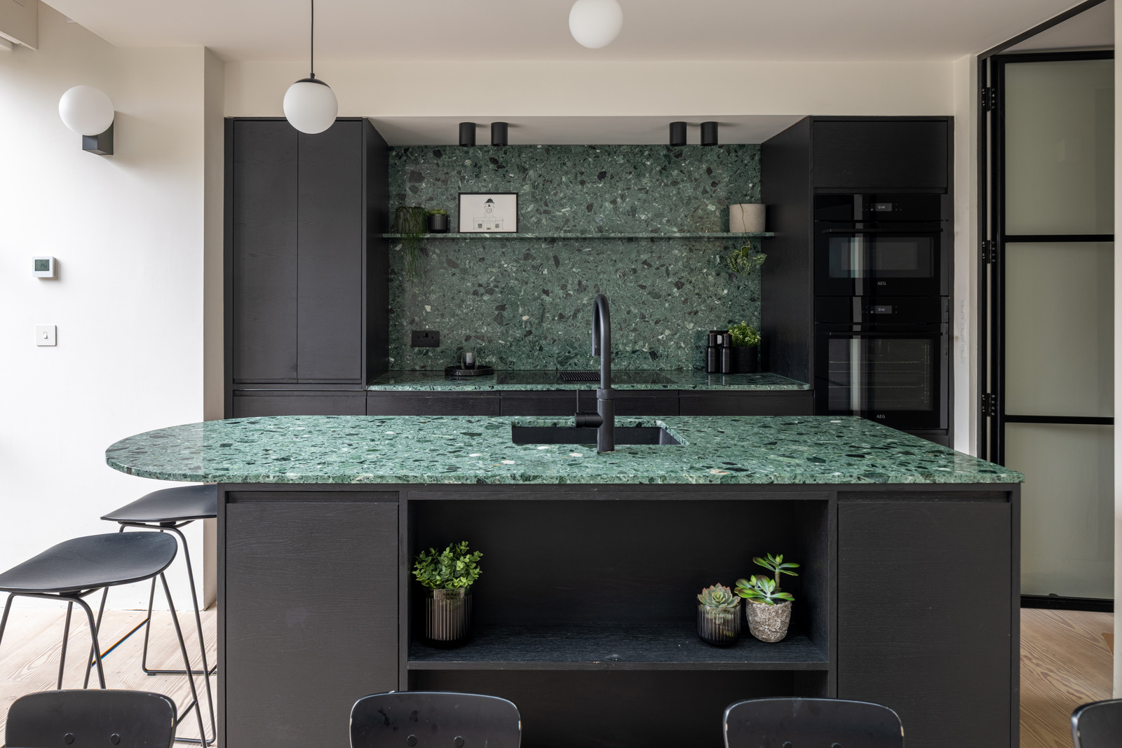 cuisine noire terrazzo vert décoration design dans maison ancienne cuisine noire terrazzo vert décoration design dans maison ancienne
