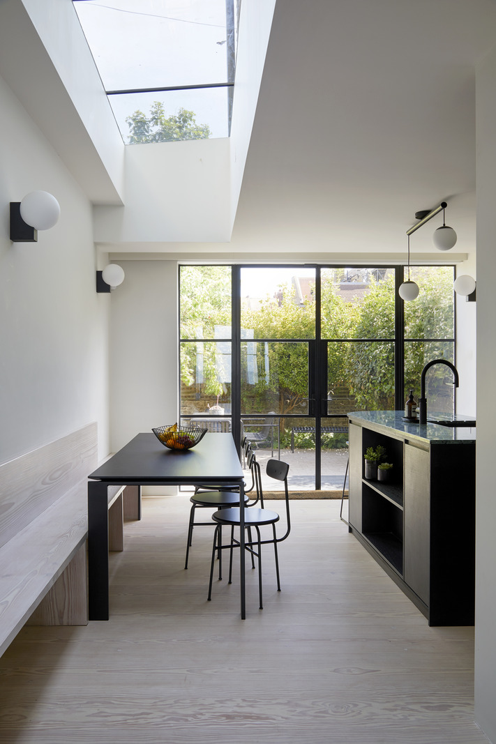cuisine noire terrazzo vert décoration design dans maison ancienne cuisine noire terrazzo vert décoration design dans maison ancienne