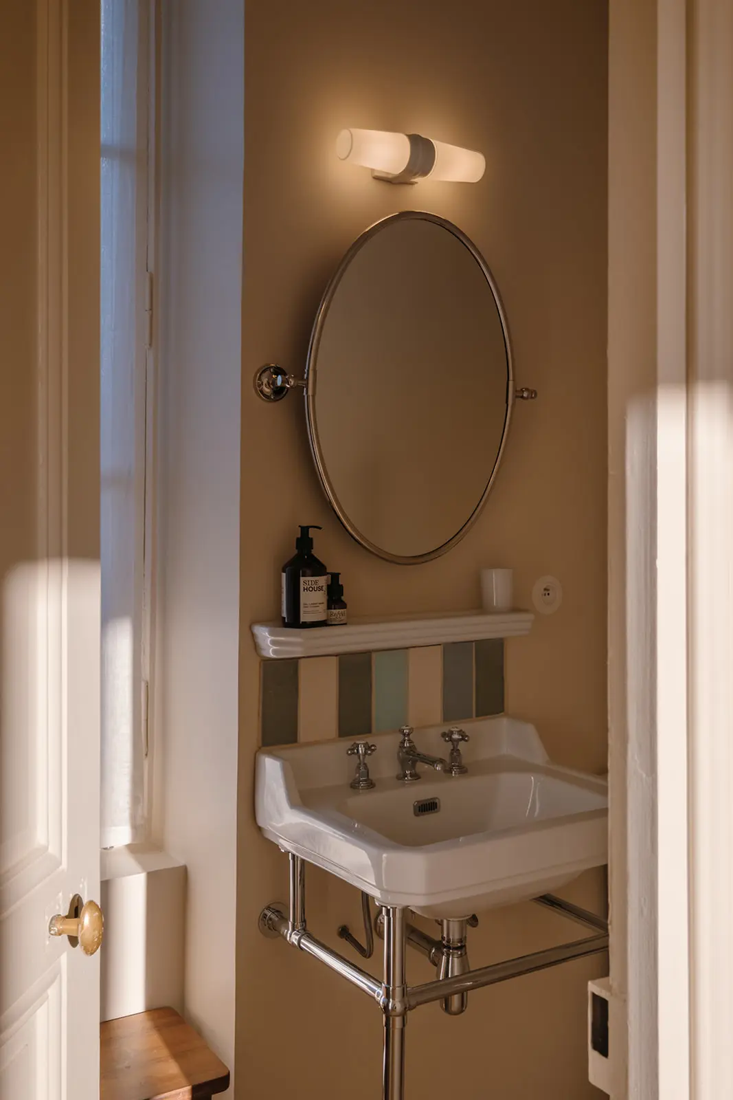 salle de bain vintage décoration classique chic maison Normandie Rive par Side House