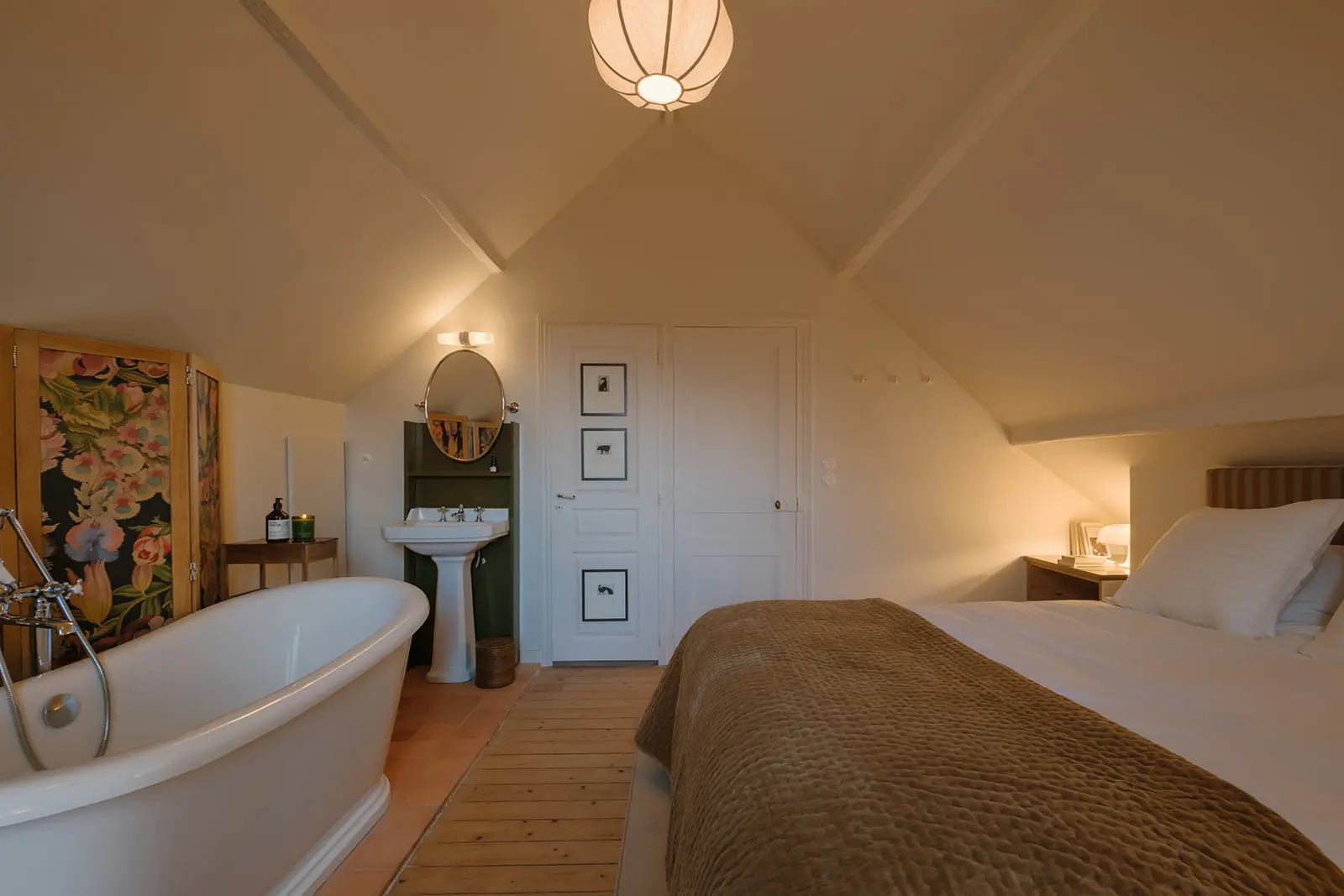 chambre mansardée avec baignoire décoration classique chic maison Normandie Rive par Side House
