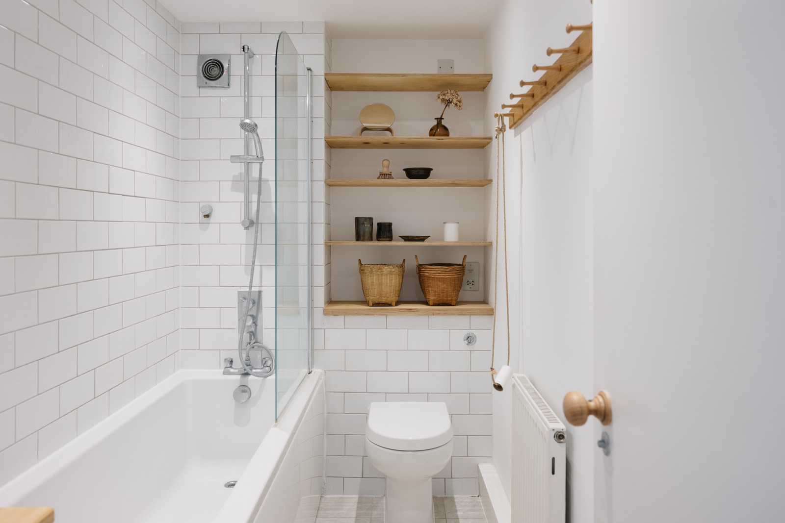 salle de bain blanche et bois