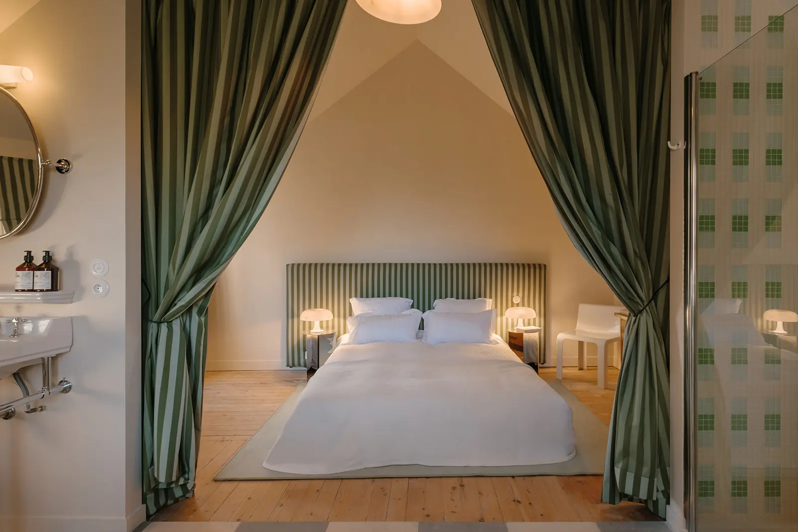 chambre avec salle de bain décoration classique chic maison Normandie Rive par Side House