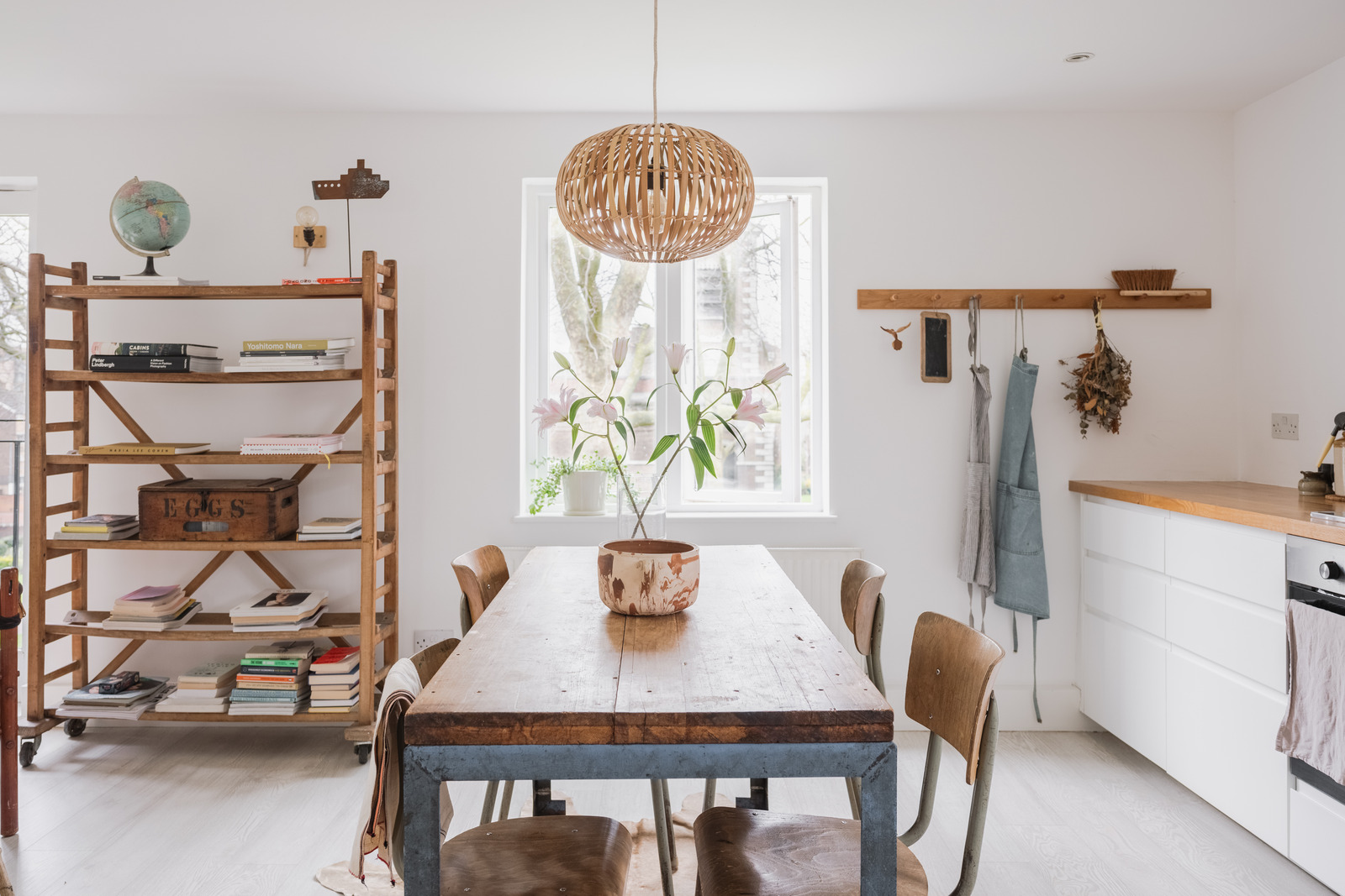 salle à manger et cuisine ouverte décoration naturelle et neutre appartement 63m2 Londres