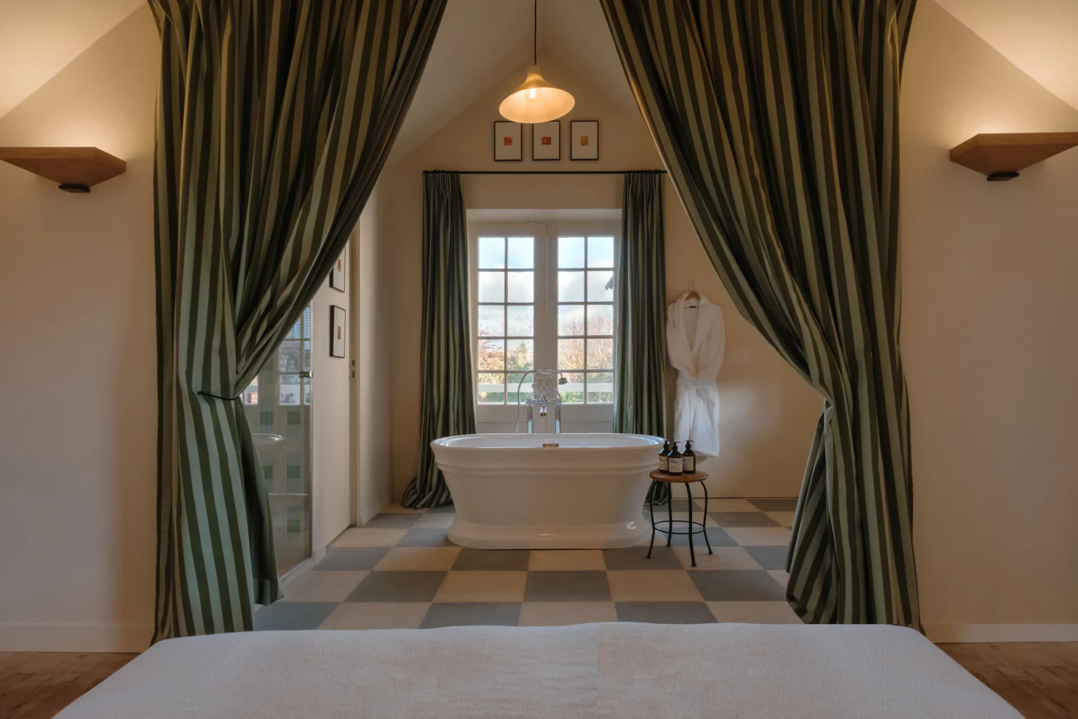chambre avec salle de bain décoration classique chic maison Normandie Rive par Side House