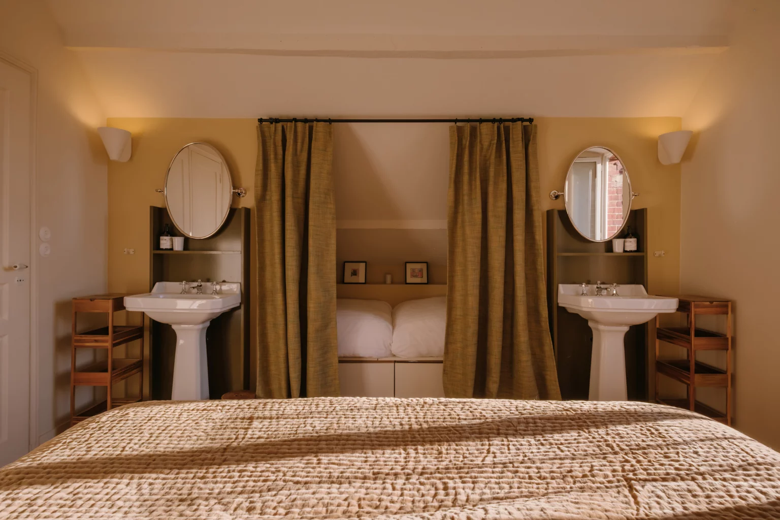 chambre avec lavabo décoration classique chic maison Normandie Rive par Side House