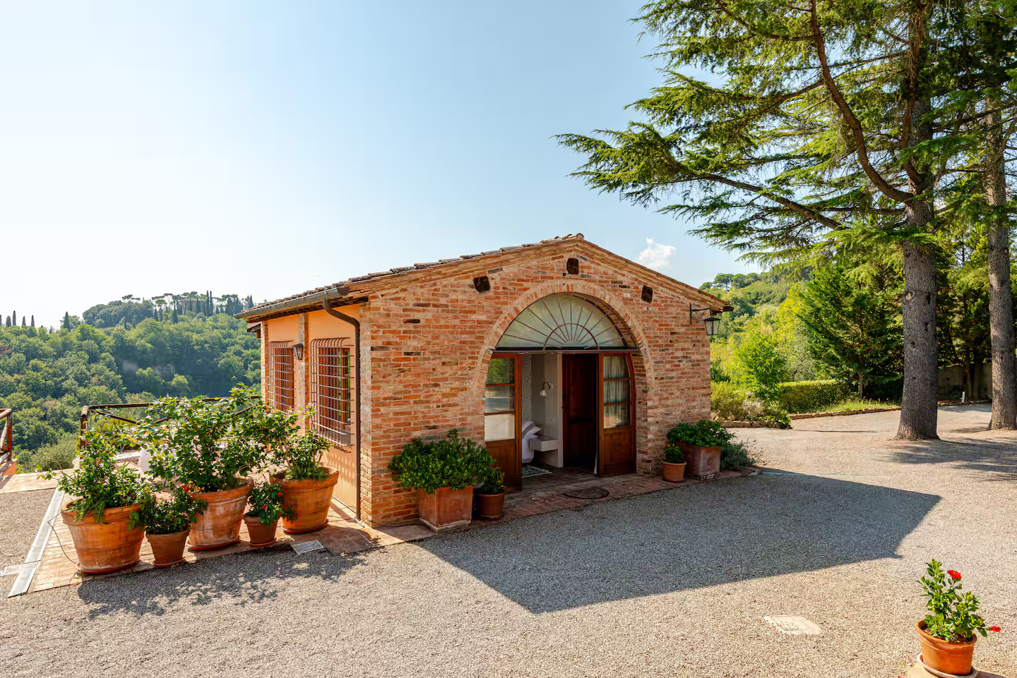 petite maison Toscane décoration rustique chic avec baie vitrée cintrée petite maison Toscane décoration rustique chic avec baie vitrée cintrée