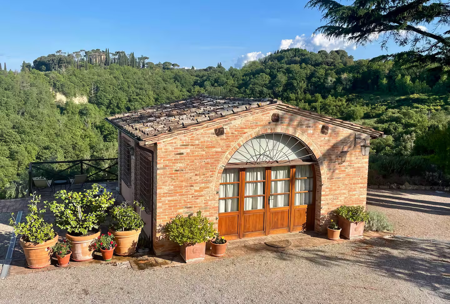 petite maison Toscane décoration rustique chic avec baie vitrée cintrée petite maison Toscane décoration rustique chic avec baie vitrée cintrée