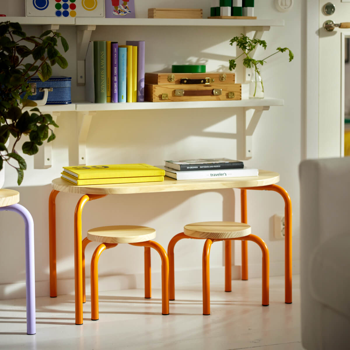 bureau bas et tabouret enfant collection IKEA GREJSIMOJS bureau bas et tabouret enfant collection IKEA GREJSIMOJS