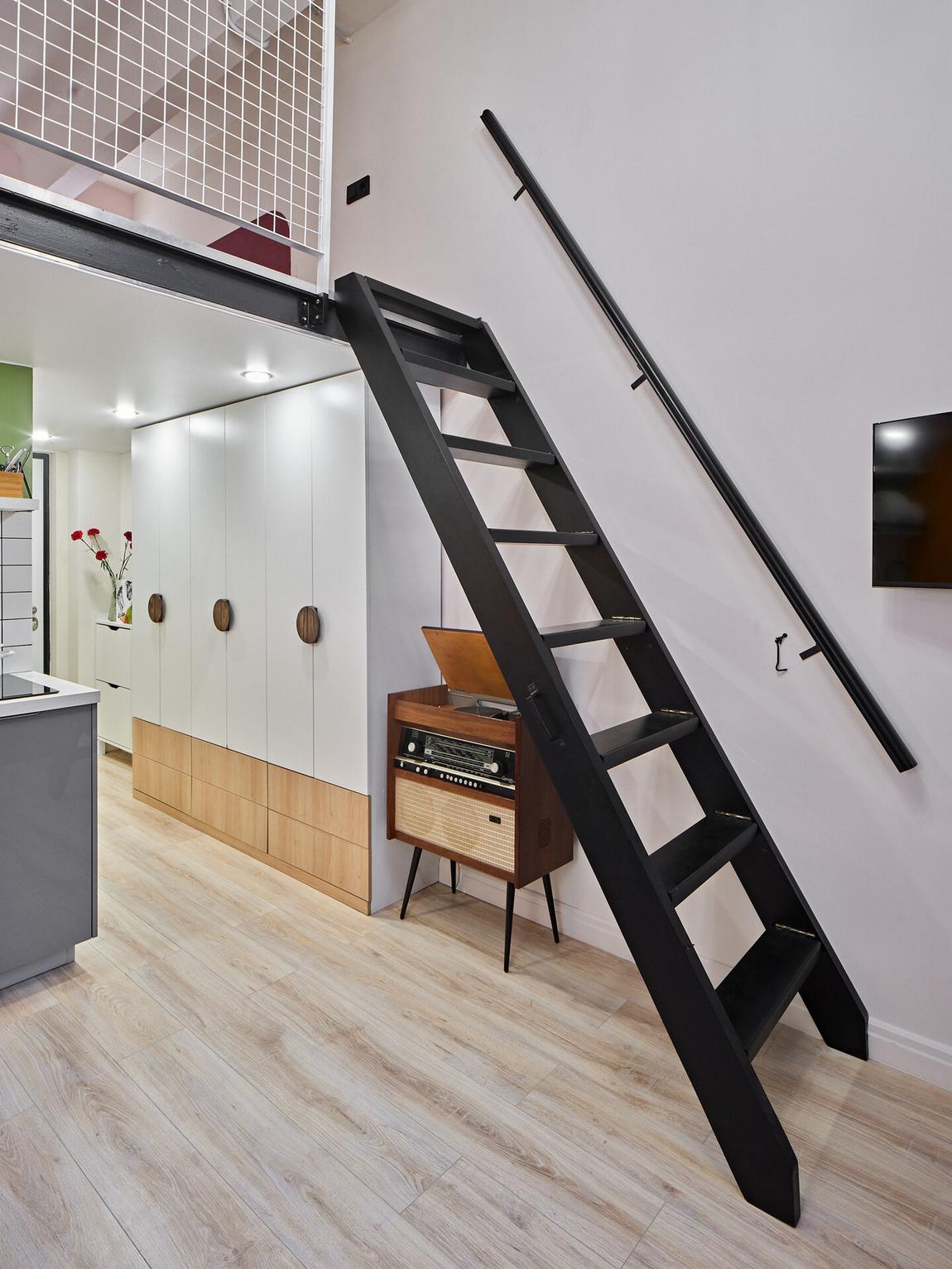 studio 25m2 avec mezzanine et décoration color blocking studio 25m2 avec mezzanine et décoration color blocking