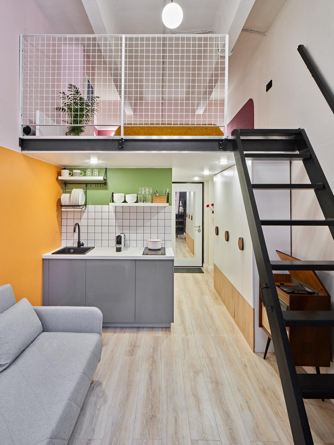 studio 25m2 avec mezzanine et décoration color blocking studio 25m2 avec mezzanine et décoration color blocking