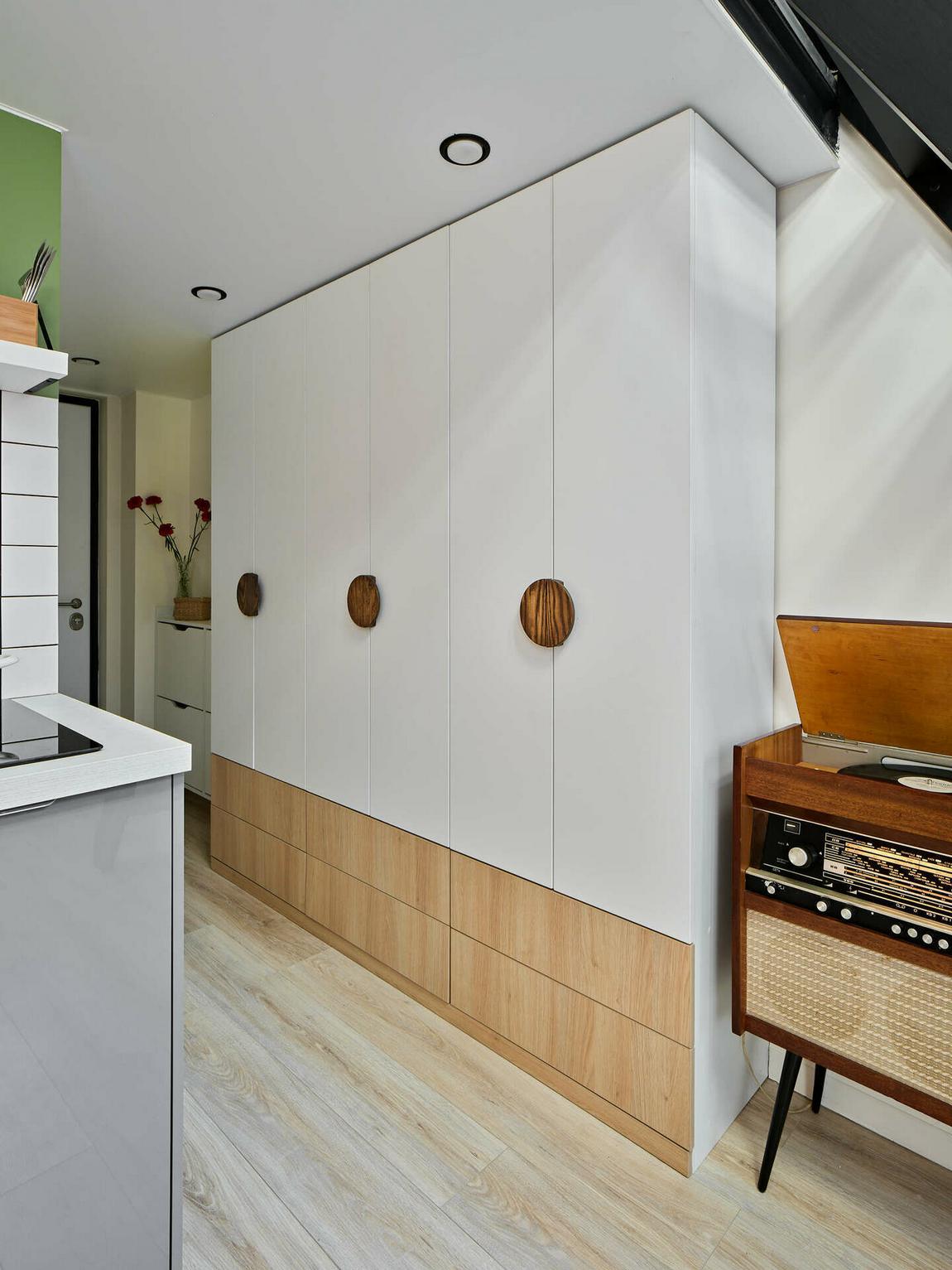 studio 25m2 avec mezzanine et décoration color blocking studio 25m2 avec mezzanine et décoration color blocking