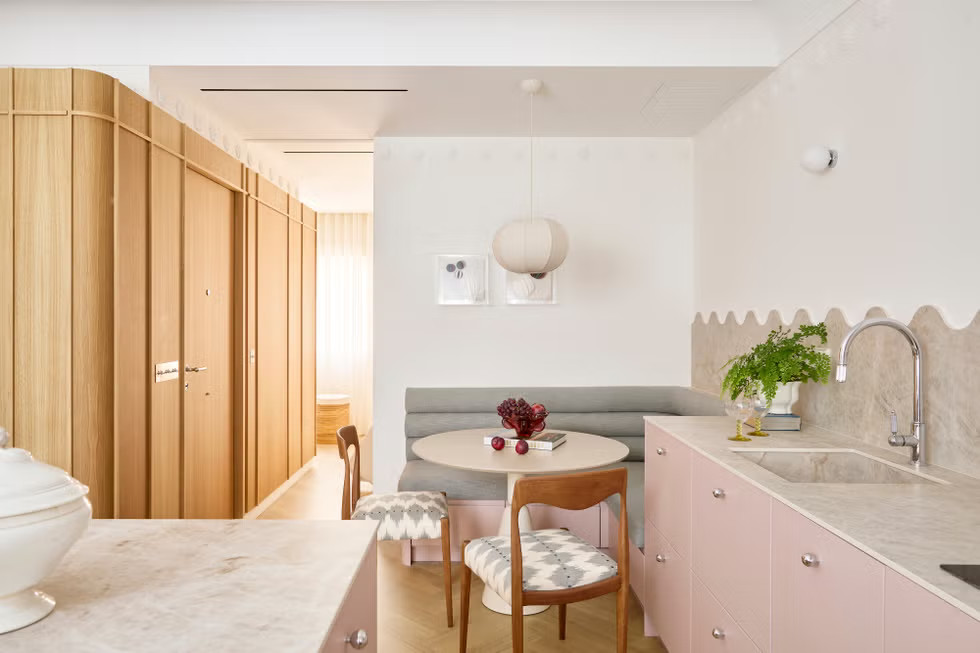 cuisine rose avec coin repas dans petit appartement 35m2 décoration design