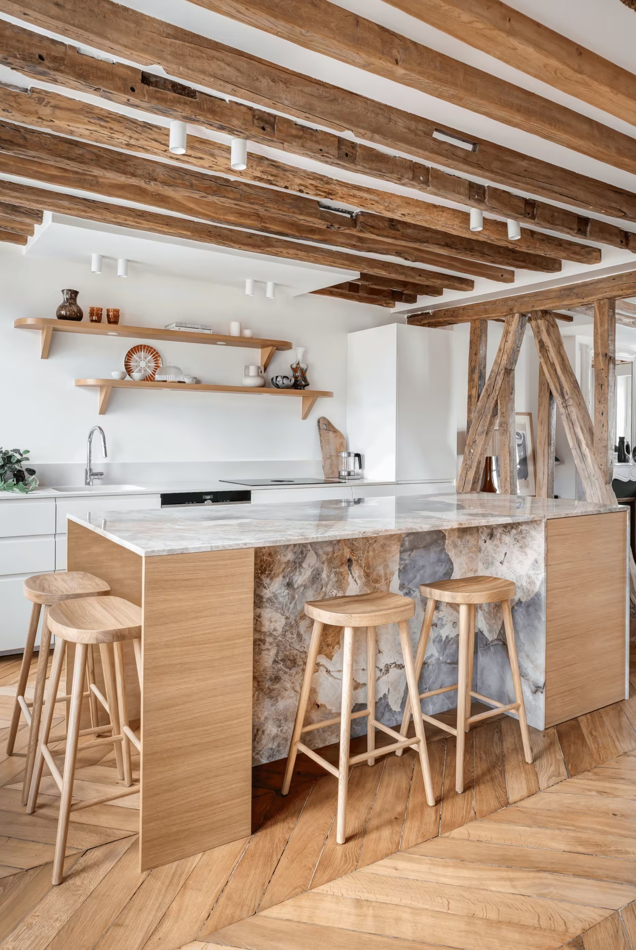 cuisine design blanche et bois et marbre avec poutres et colombages appartement Paris