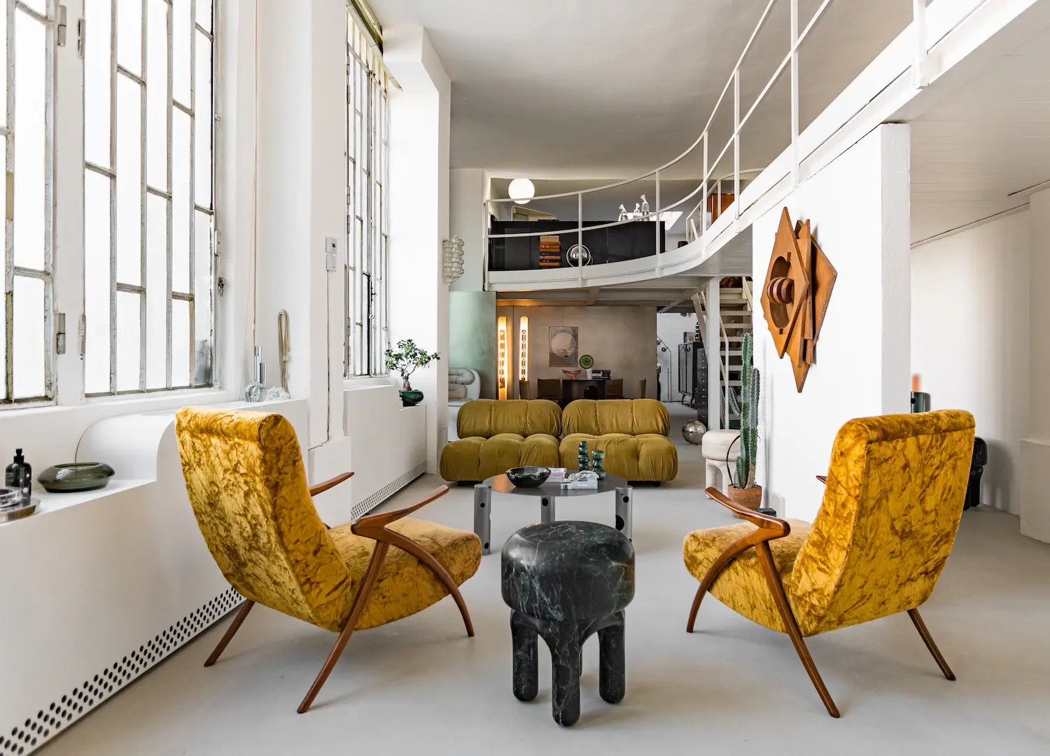 salon loft brutaliste Milan double hauteur décoration design salon loft brutaliste Milan double hauteur décoration design