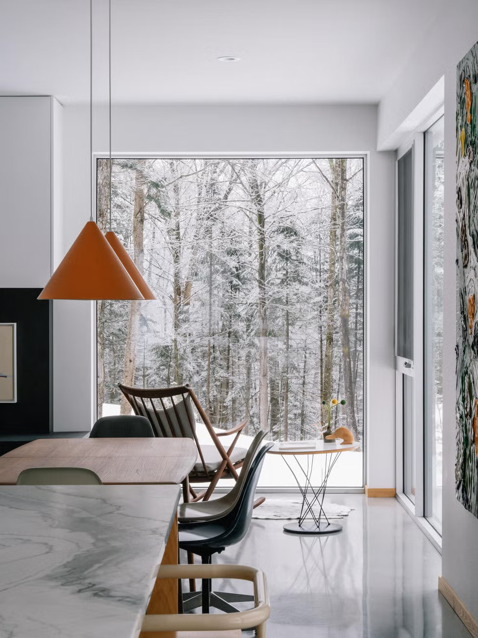 salon avec baies vitrées style picture window vue paysage enneigé décoration contemporaine