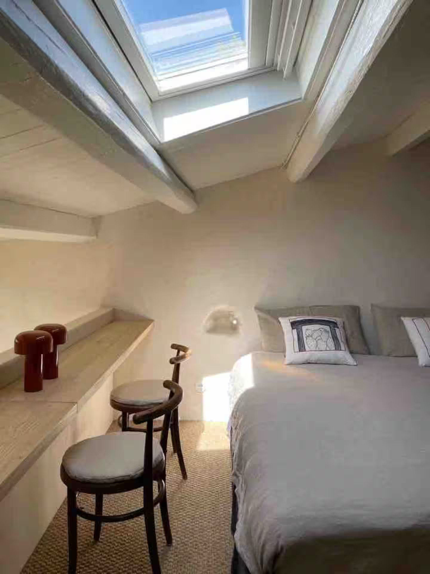 chambre mansardée maison en pierres décoration design Maison Hortus Modica Sicile chambre mansardée maison en pierres décoration design Maison Hortus Modica Sicile