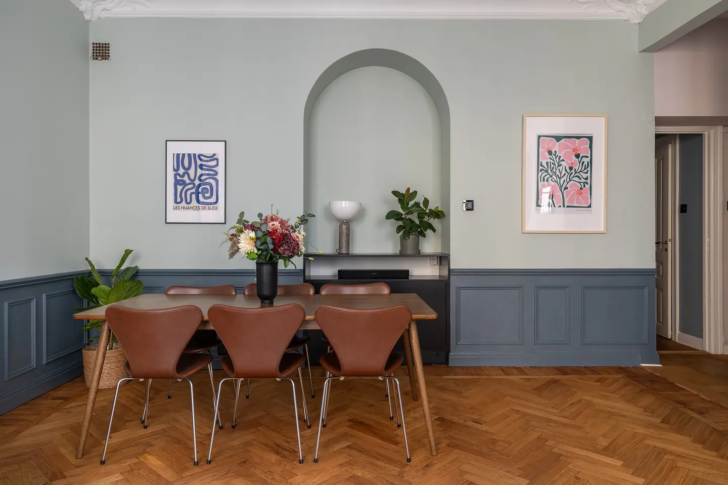 salle à manger murs gris et vert sauge appartement 54m2 décoration scandinave