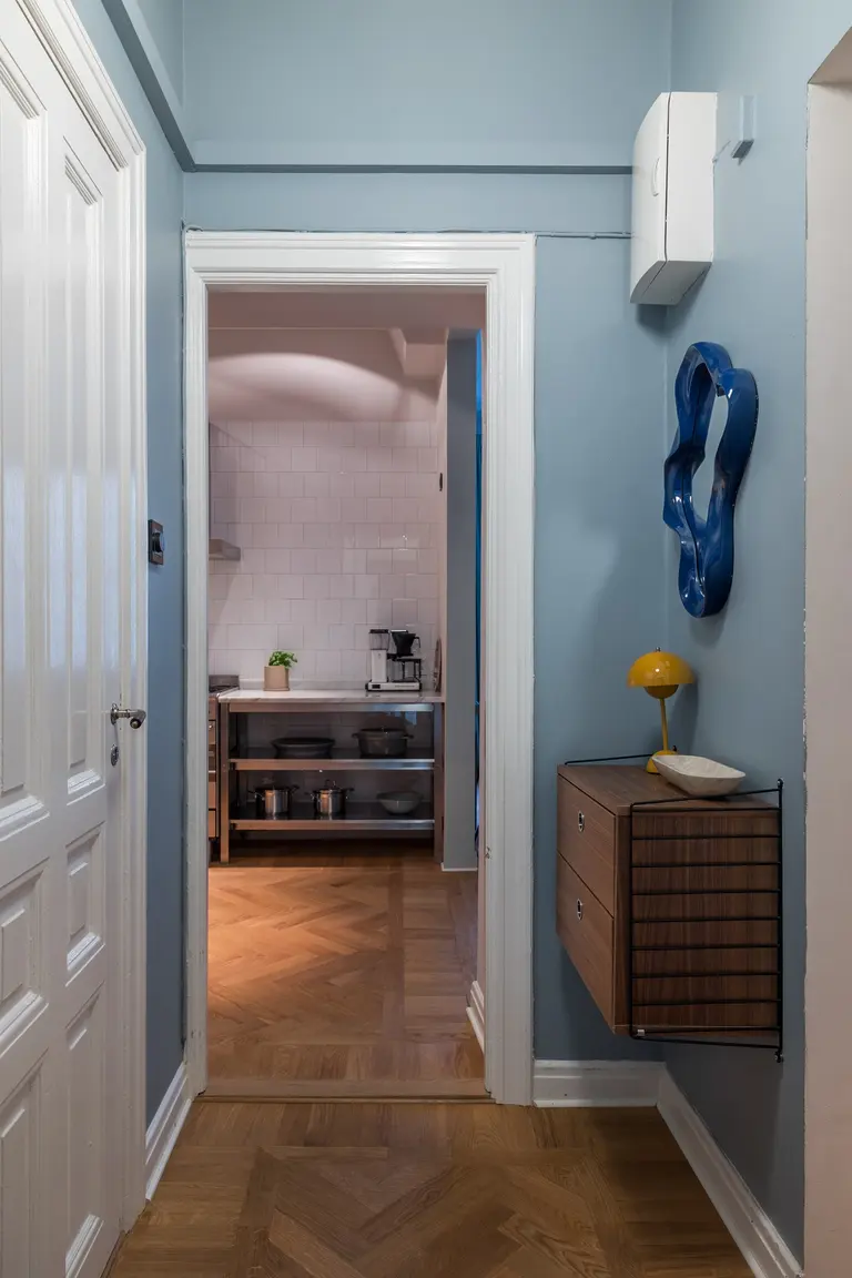 entrée murs bleus appartement 54m2 décoration scandinave