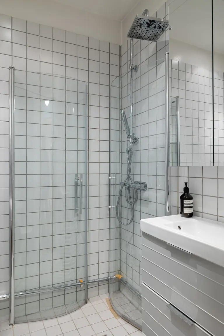 salle de bain blanche