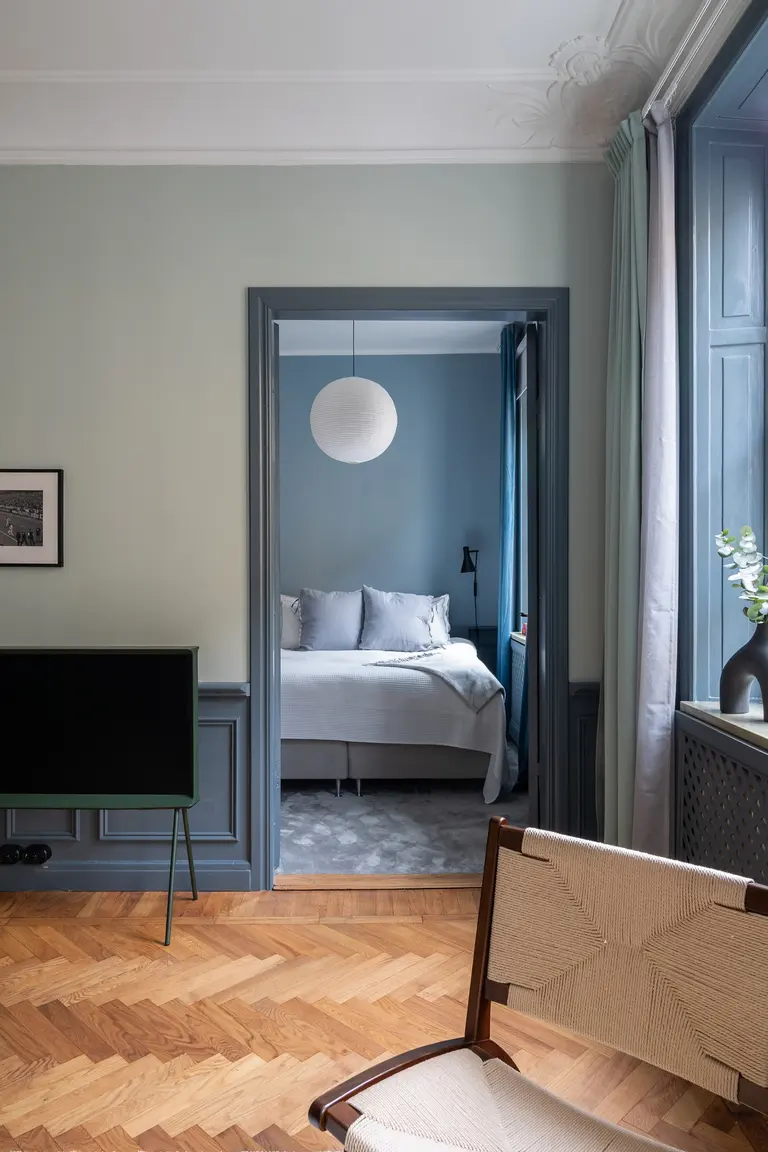 salon murs gris et vert sauge appartement 54m2 décoration scandinave