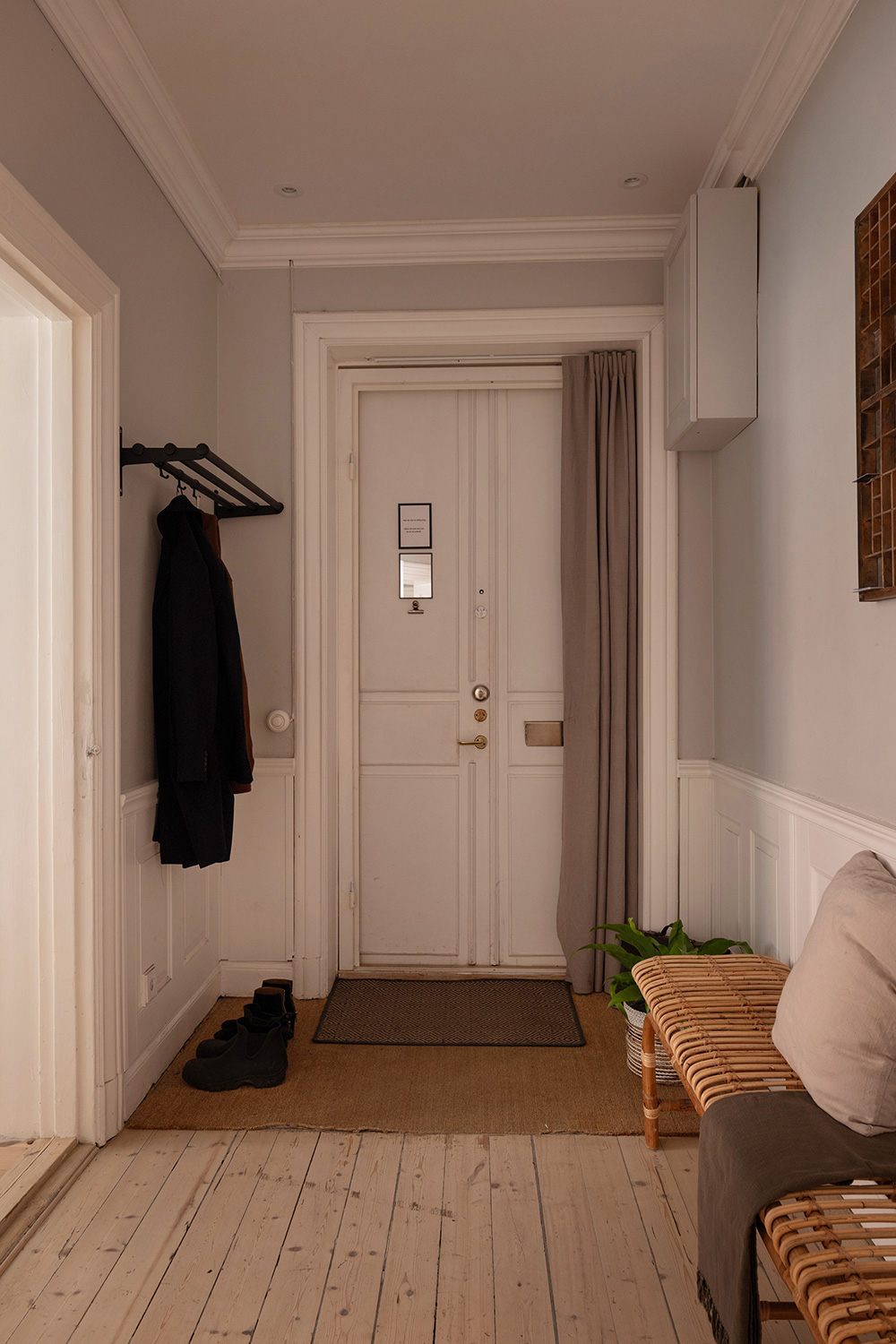 entrée avec banc appartement classique de 85m2 décoration contemporaine scandinave