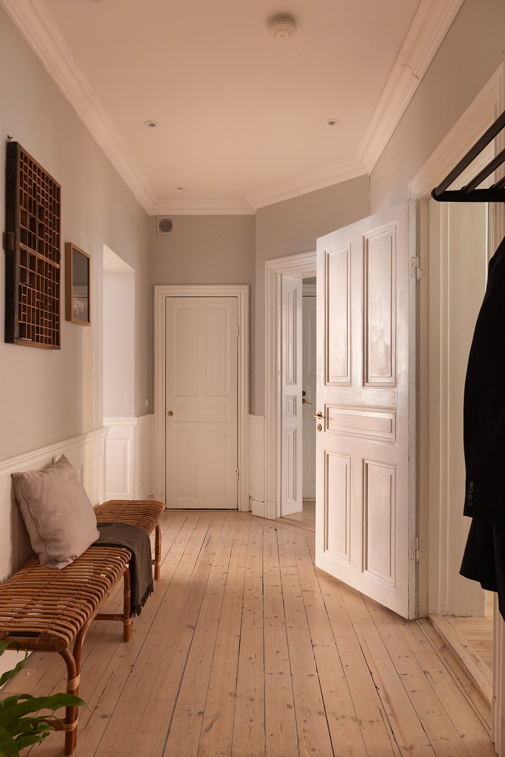 entrée avec banc appartement classique de 85m2 décoration contemporaine scandinave