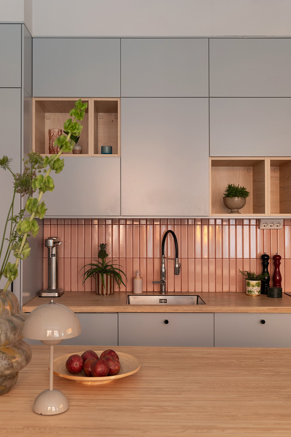 cuisine ouverte design grise carrelage rose dans appartement classique de 85m2 décoration contemporaine